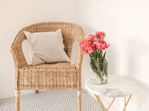 Poltrona in rattan con vaso di fiori
