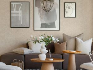 Arredamento soggiorno con complementi che dialogano e si equilibrano 