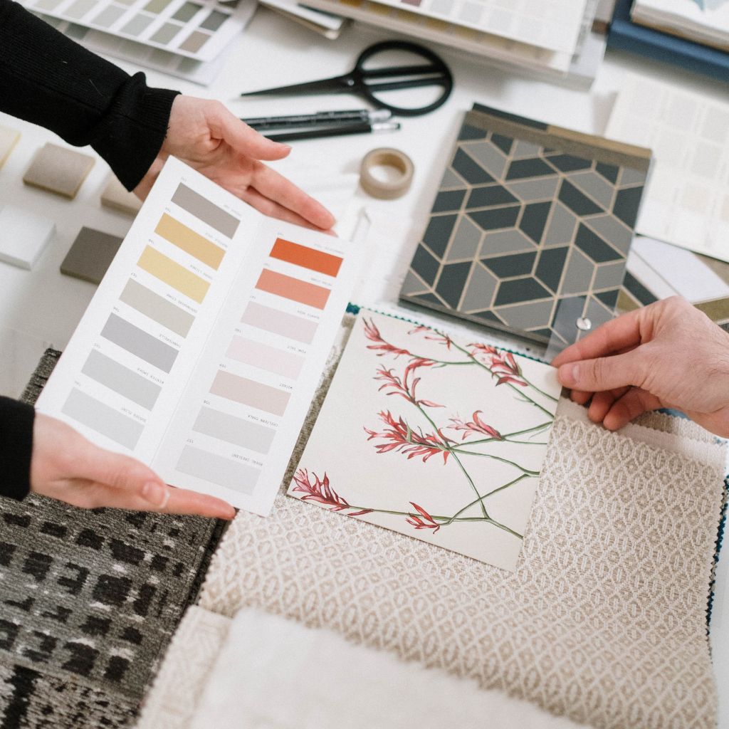 Selezione di colori, tessuti e materiali durante una consulenza di arredo