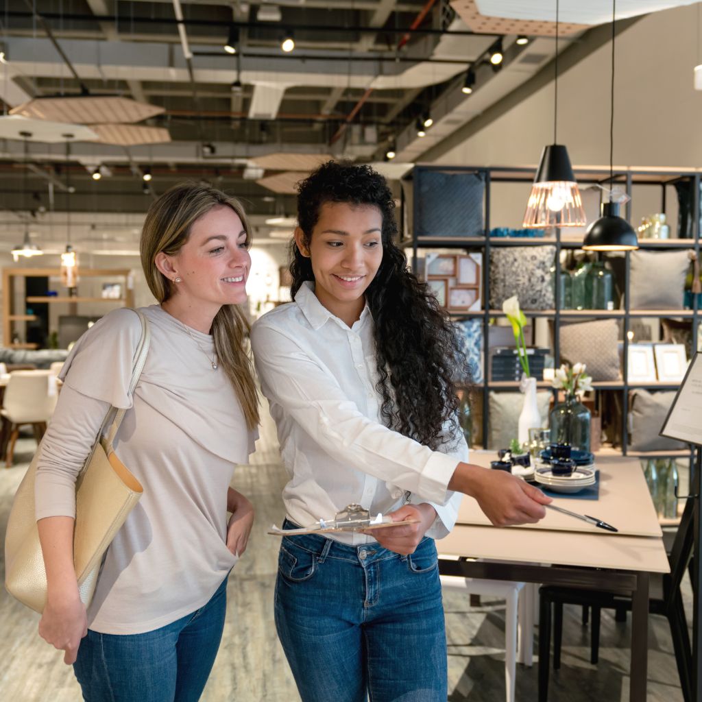 Cliente accompagnata nella scelta degli arredi in uno showroom a Milano