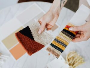 Selezione di tessuti, colori e materiali per arredare e valorizzare la casa