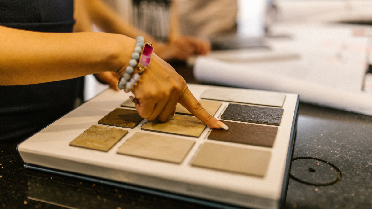 Home Personal Shopper durante una consulenza per la scelta di arredi e materiali