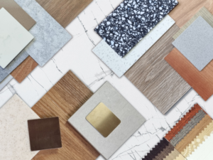 Campioni di legno, tessuti e finiture per la scelta dei materiali d'arredo